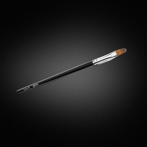 Pinceau applicateur de couleur de qualité professionnelle pour vernis gel et produits en gel. Obtenez une précision et un contrôle optimaux sur les ongles longs et moyens. Indispensable pour une ligne de cuticule parfaite.