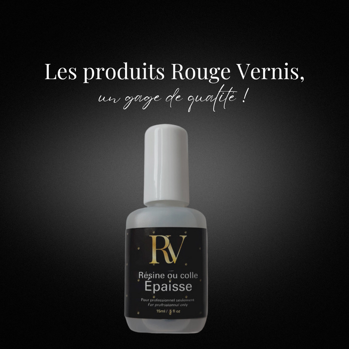Résine épaisse Rouge Vernis pour collage précis des capsules.
Application de la résine épaisse Rouge Vernis sur capsules d’ongles.